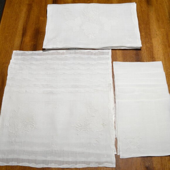 VINTAGE HAND EMBROIDERED WHITE LINEN HEMSTITCHED 17PC PLACEMAT~NAPKIN~RUNNER SET - Picture 1 of 15